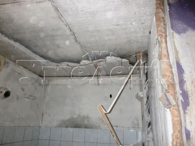Демонтаж потолка санузла железобетон до 5 см. Потолок изменить переделать поменять. Ремонт квартир в Москве и Подмосковье.
