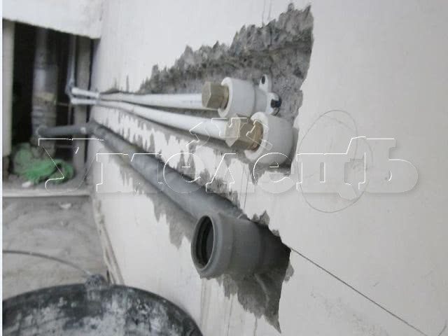 Штробление стены бетон под трубы водопровода. Штробление стен. Ремонт квартир в Москве и Подмосковье.
