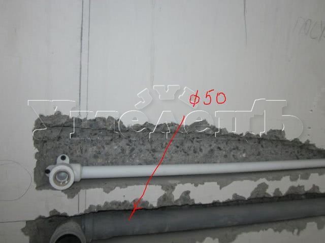 Штробление стены бетон под трубы канализации D 50. Штробление стен. Ремонт квартир в Москве и Подмосковье.