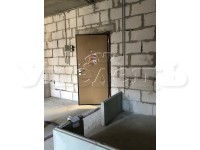 5 - Вход в квартиру изнутри принятый от застройщика.